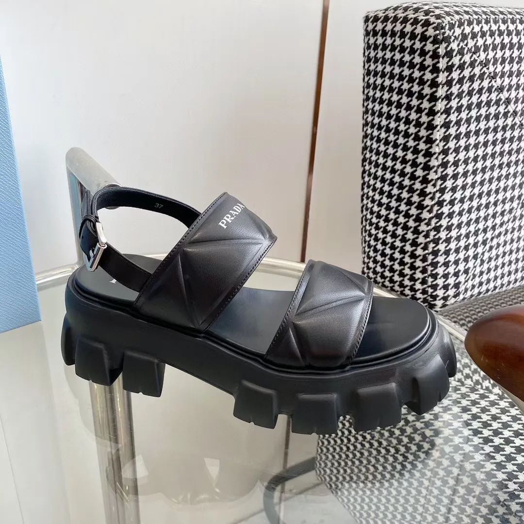 💕💕Factory direct selling price p480💕💕 💕💕Factory direct selling price prada Prada 23 spring and summer tire sawtooth platform platform sandals! The retro, fashionable and avant-garde 70mm thick-soled soles and simple uppers make the whole pair of shoes light and comfortable. The bright colors satisfy a variety of choices for fashionable people with different styles! Triangular embossing on the upper, every design element is fashionable! The upper is made of mixed sheepskin, the lining is sheepskin, and the original molded rubber foam outsole! Bottom thickness: 6cm Size: 35-41 Comes with original packaging